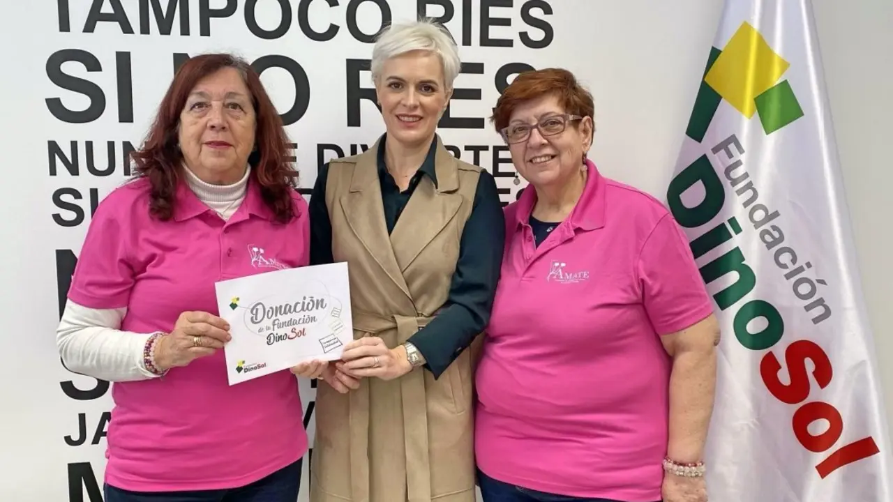 Virginia &Aacute;vila, directora de la Fundaci&oacute;n DinoSol, junto a Carmen Bonfante, presidente de AMATE, y Ascensi&oacute;n Juan, responsable de Eventos de la asociaci&oacute;n_Fotor