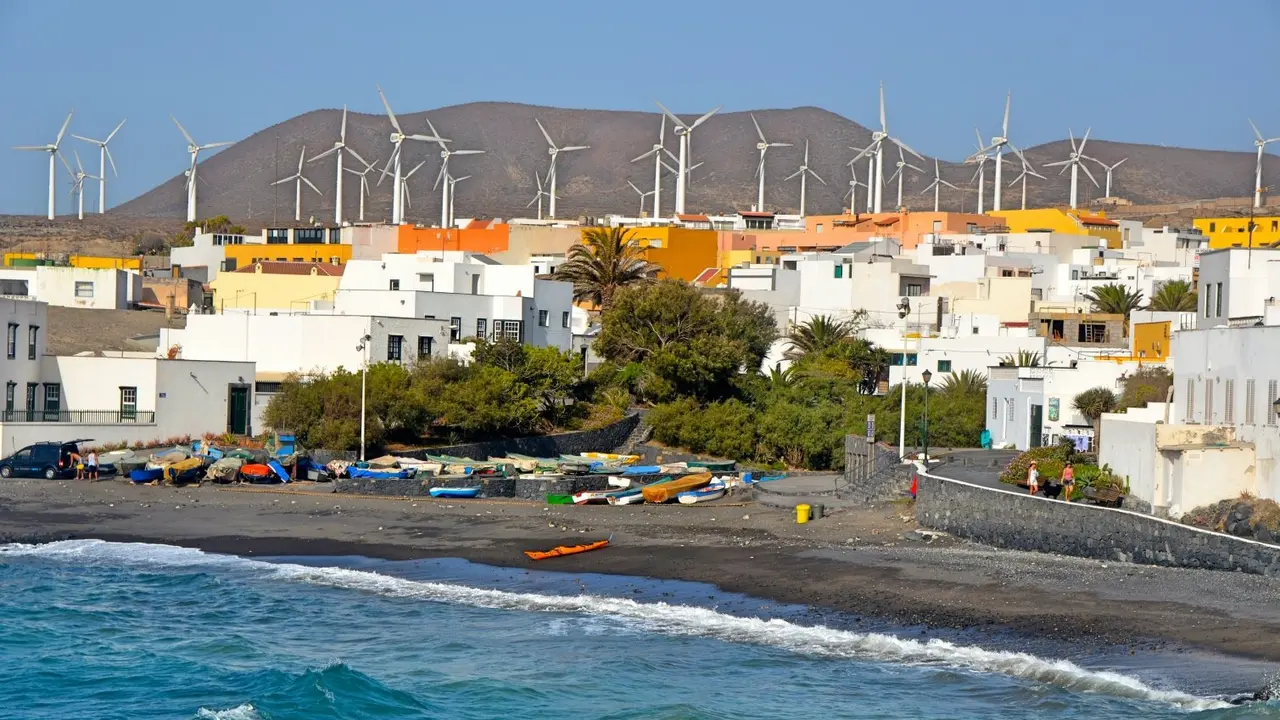 Parques e&oacute;licos playa del Por&iacute;s Arico _Fotor