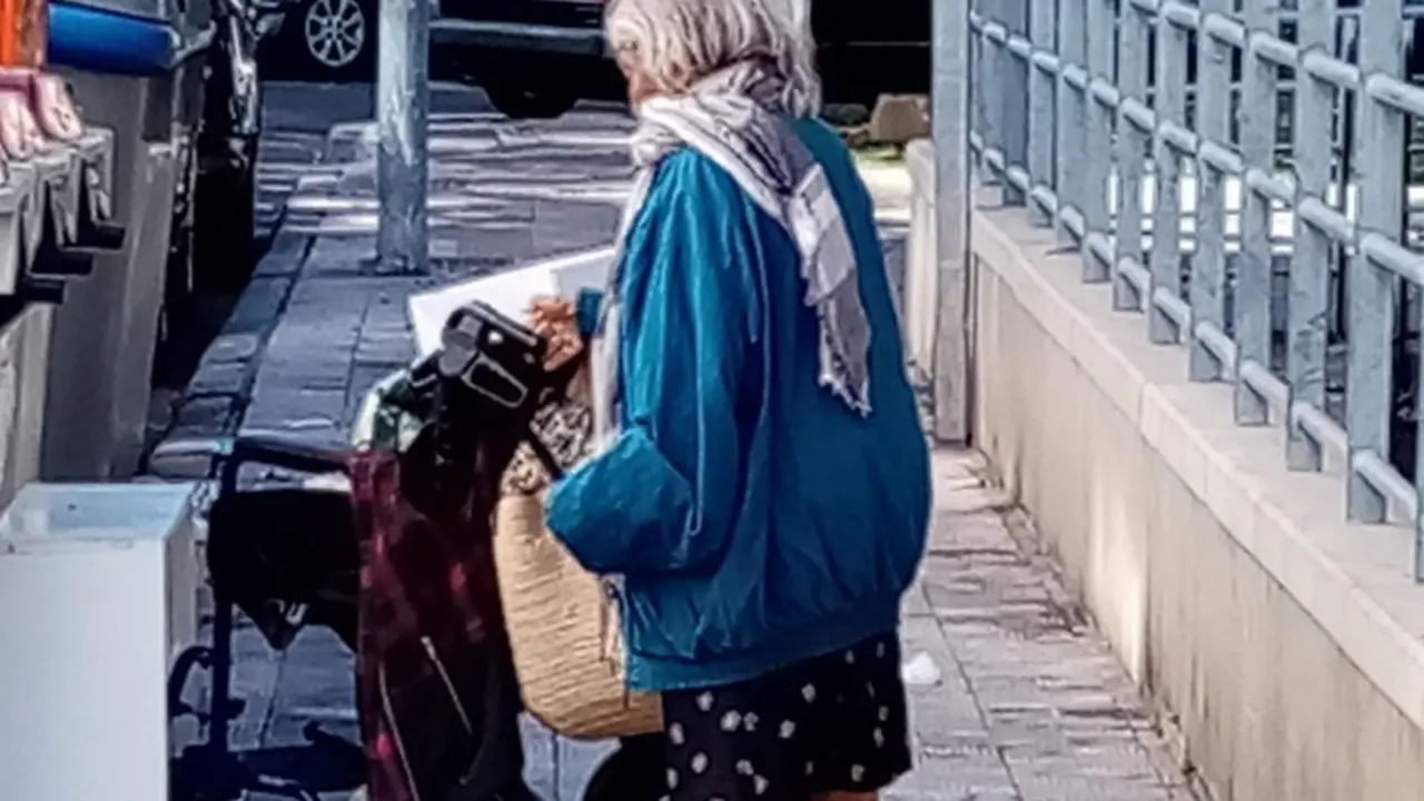 do&ntilde;a Carmen de 80 a&ntilde;os, in&uacute;til total que dorm&iacute;a en la calle. 52_o_Fotor