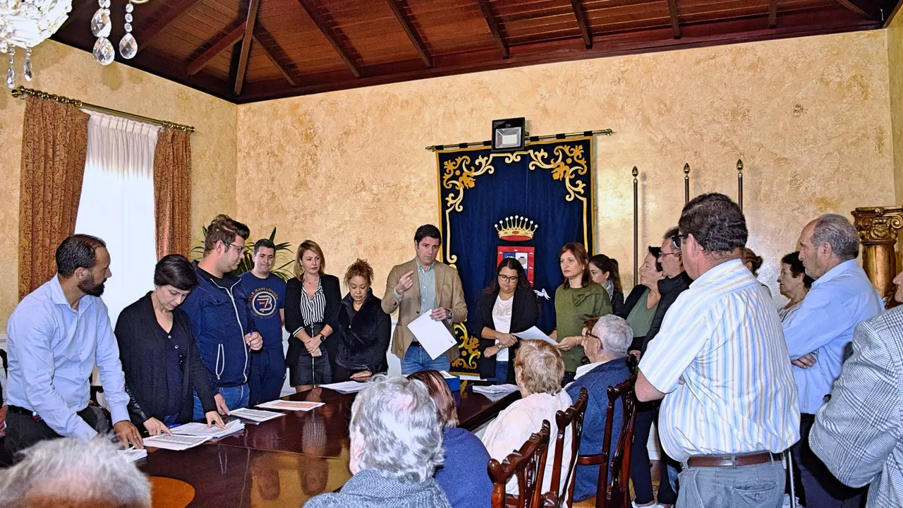 Foto de la entrega de los cheques de dichas ayudas_Fotor
