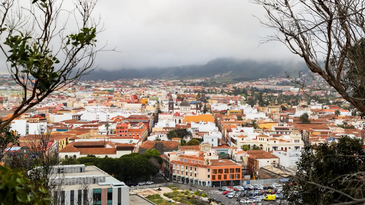 _San_Crist&oacute;bal_de_La_Laguna_aus_der_Aussichtsplattform_Mirador_De_San_Roque_auf_Teneriffa,_Spanien_(48225362971)_Fotor