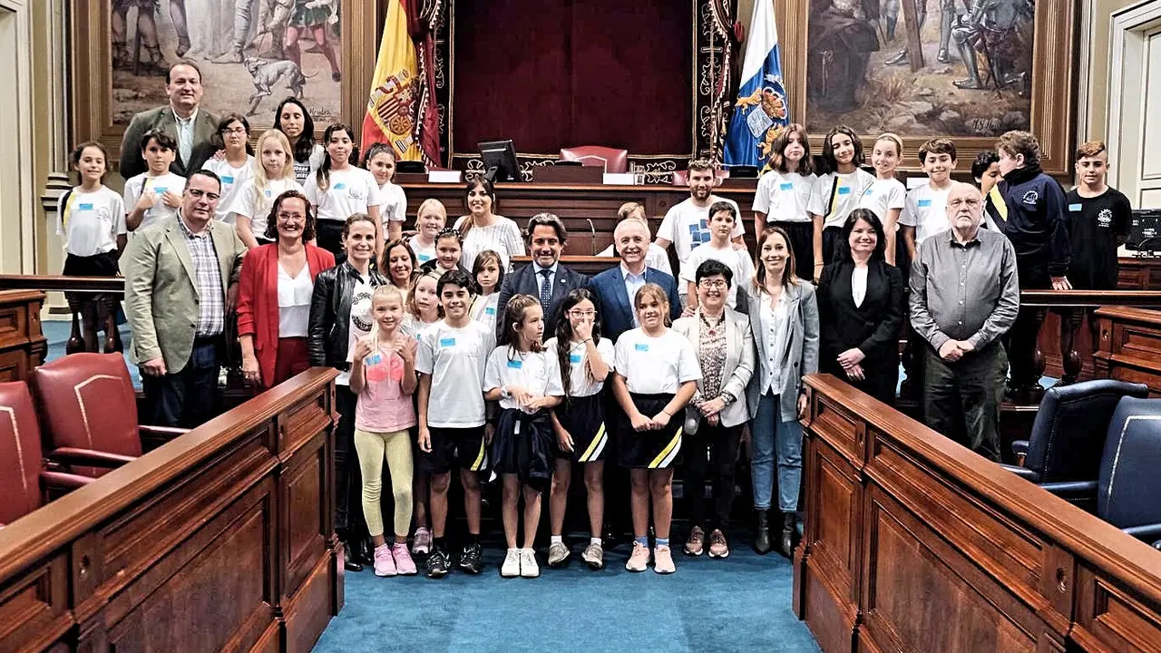 &lsquo;Diputados por un d&iacute;a&rsquo; de Aldeas Infantiles _Fotor