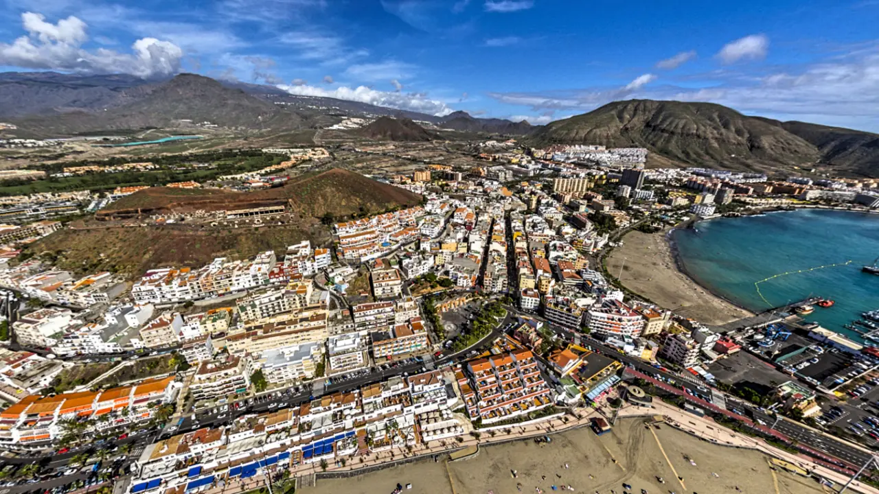 Arona Cristianos zona turistica _ Fotor