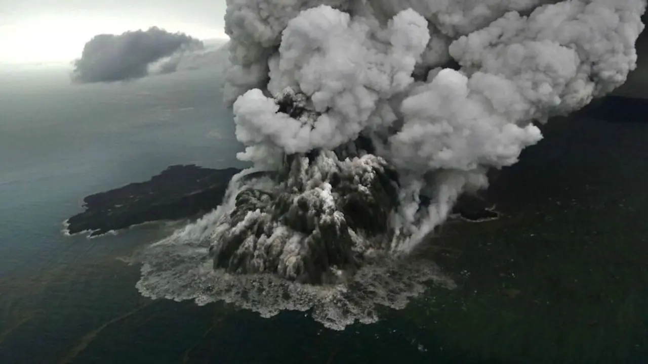 Erupcion volcan hijo krakatoa krakatau columna humo 