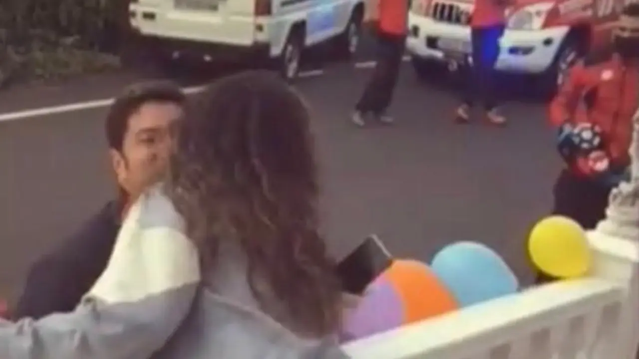 Escena del v&iacute;deo que muestra al alcalde besando a una vecina sin mascarilla.