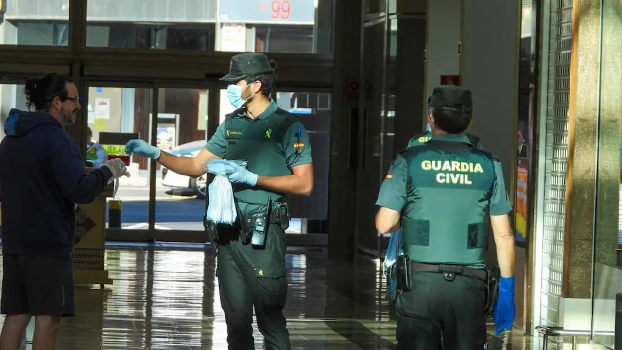 Entrega mascarillas guardia civil