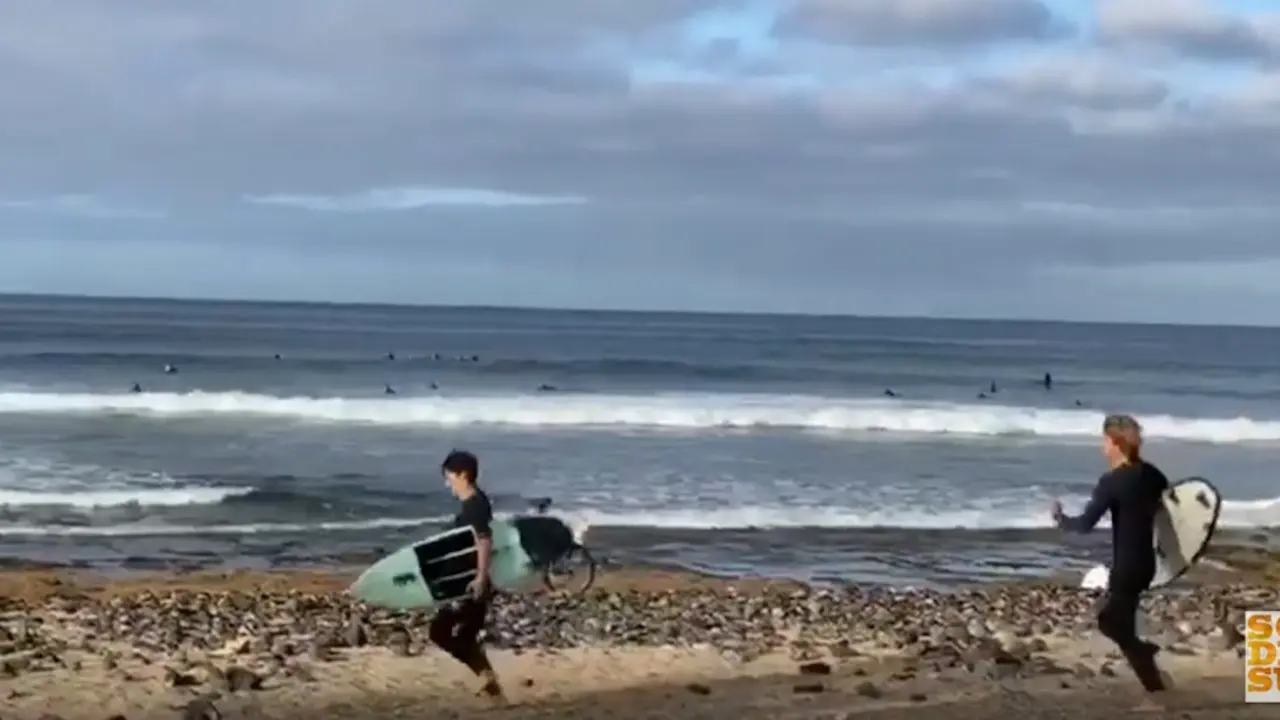 Surfistas en la playa de Palmeras durante la ma&ntilde;ana de ayer s&aacute;bado.