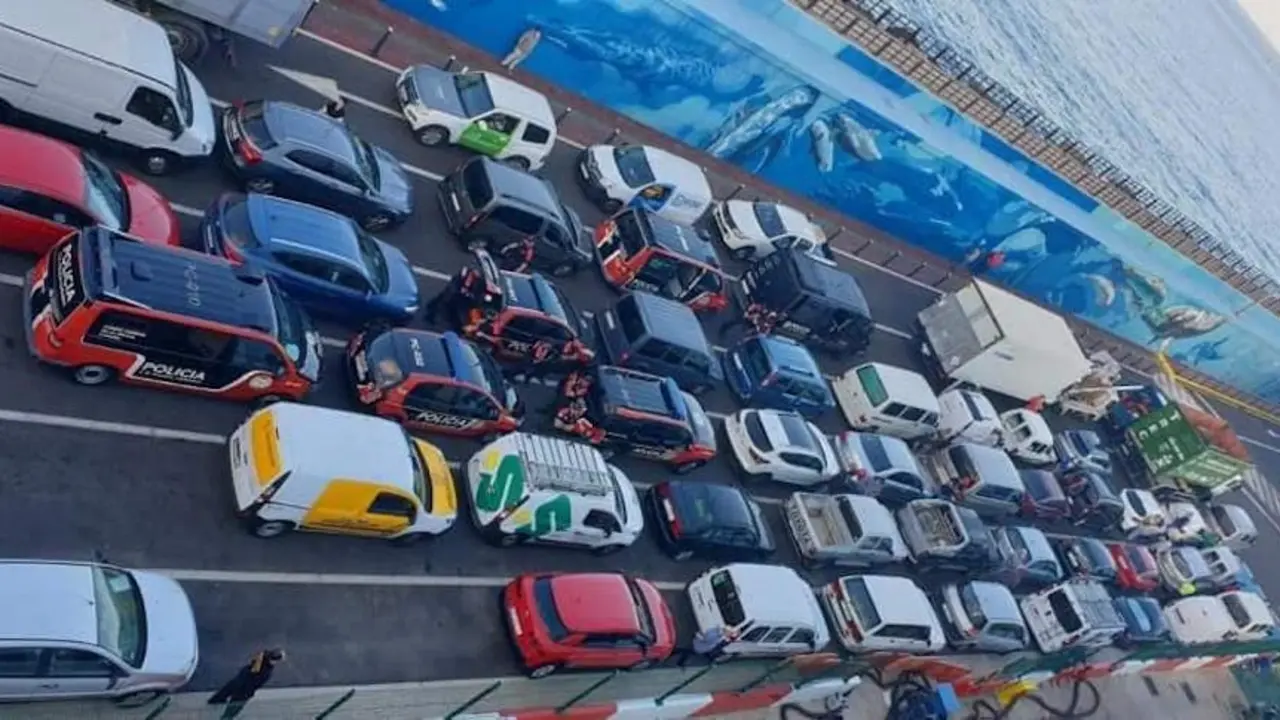 vehiculos puerto Los Cristianos hacia La Gomera, ferri armas, 4 mayo 2020