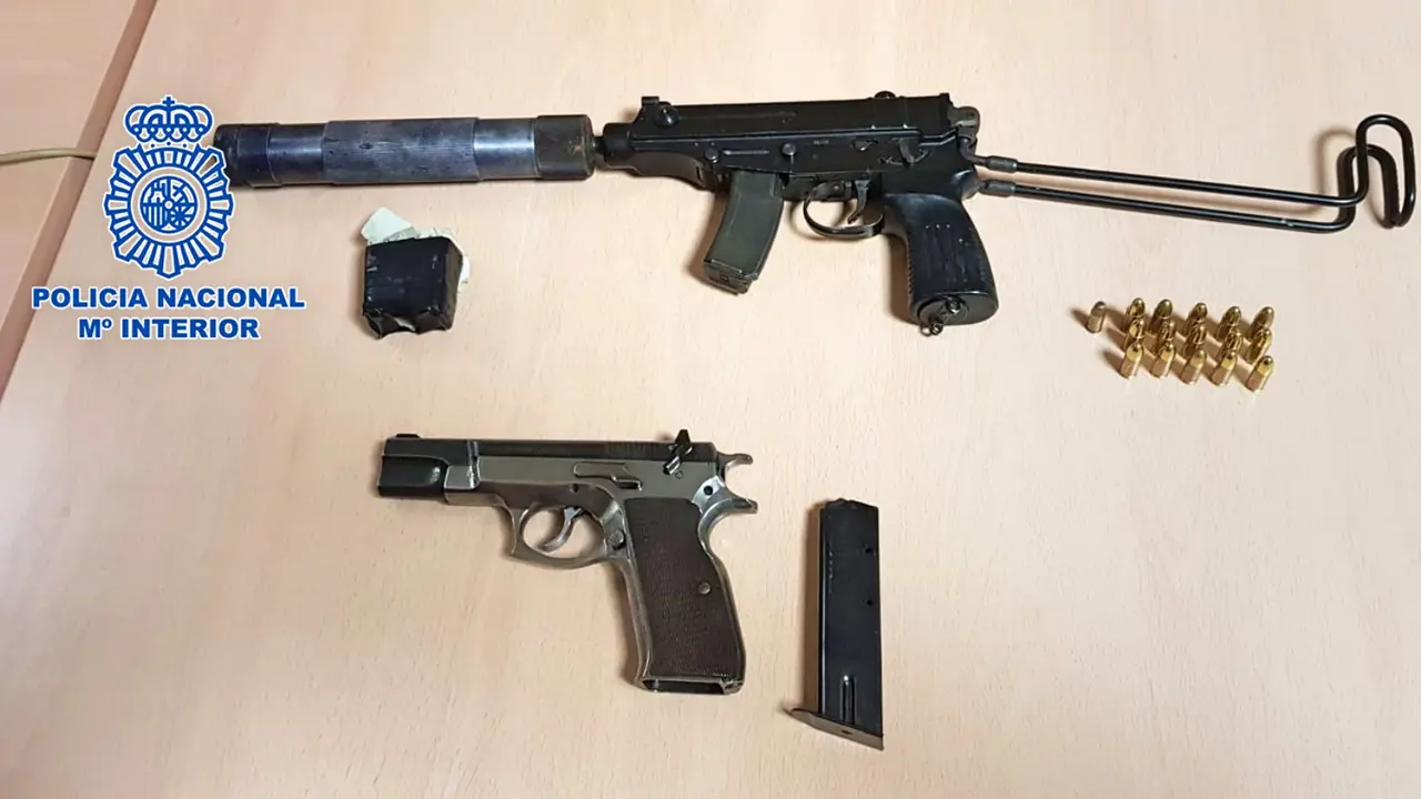 Polic&iacute;a armas 1-6_Fotor