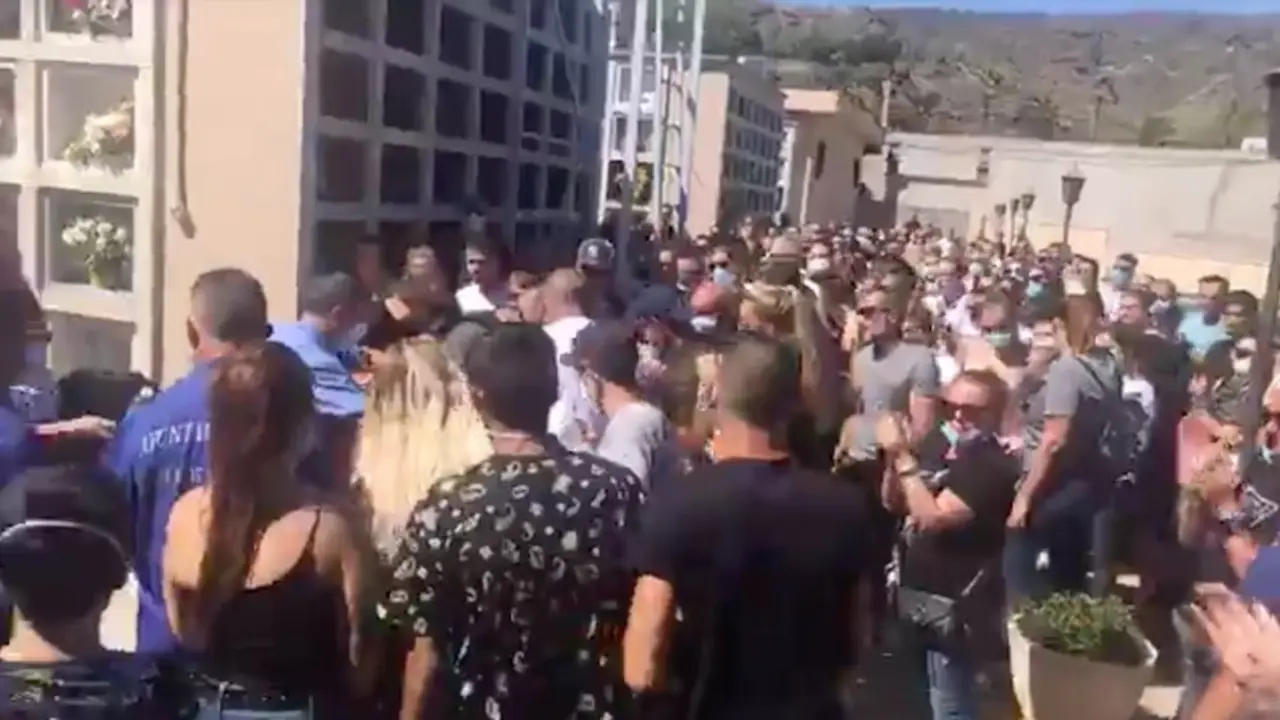 Funeral multitudinario Guia de Isora, Tenerife, estado alarma fase 2, 25 mayo 2020 (captura de video de Informe Bolorino)