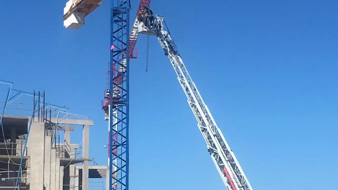 activistas bajan gruas hotel La Tejita, granadilla, ayuda bomberos Tenerife Sur (27 junio 2020)