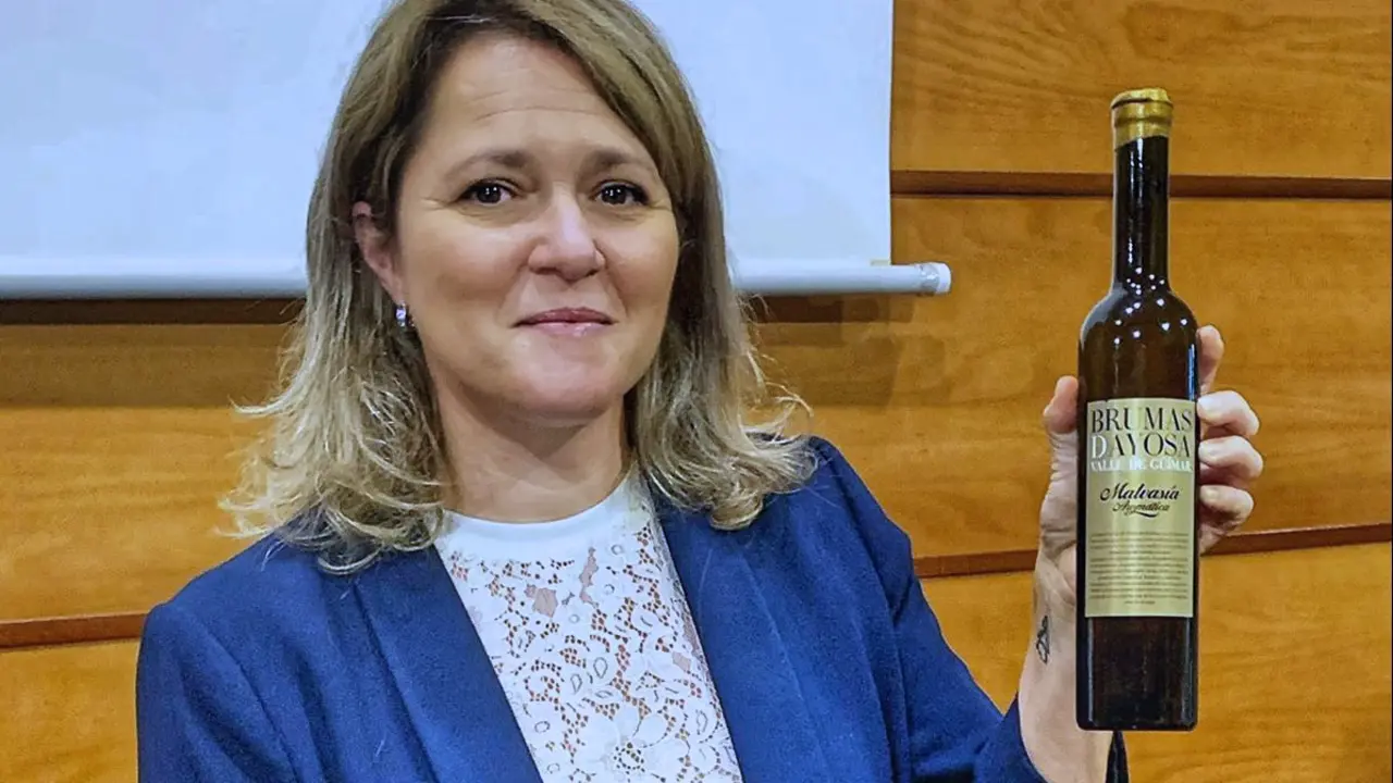 Consejera con el vino ganador Agrocanarias_Fotor