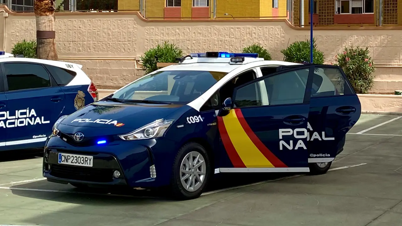 Polic&iacute;a Nacional Toyota Prius+ Veh&iacute;culo iZ_Fotor
