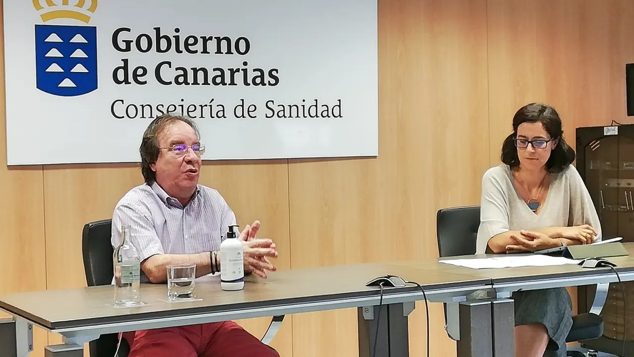 Am&oacute;s Garc&iacute;a y Eva &Aacute;lvarez durante el Encuentro Digital Covid-19 Canarias_Fotor