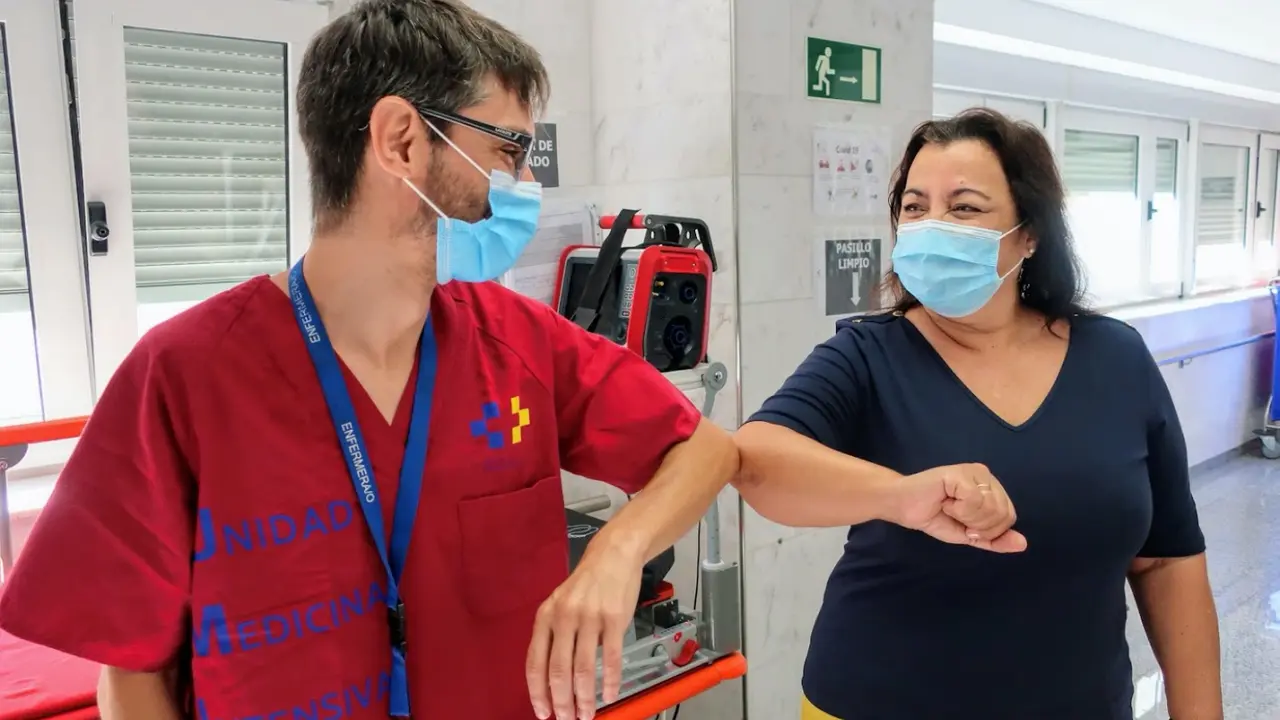 16 AGO Mar&iacute;a Rosa, ingresada en el Hospital de La Candelaria, conoce a David, su enfermero durante su ingreso en la UCI_Fotor