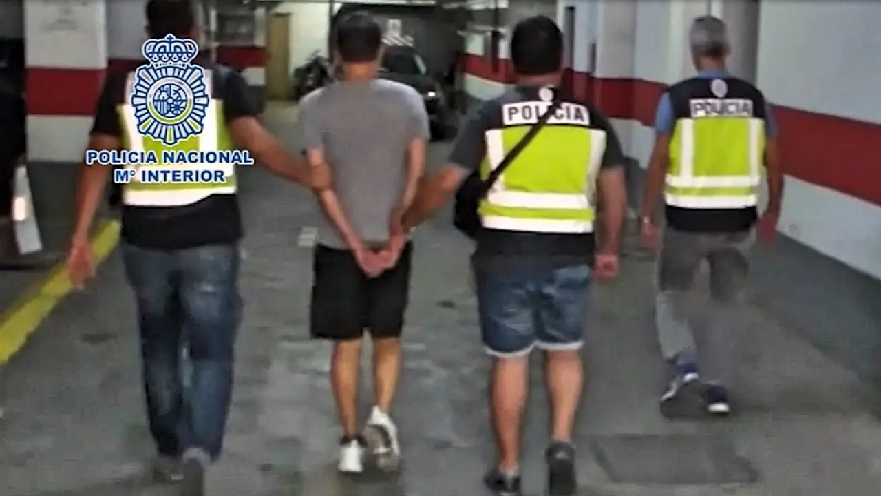 Polic&iacute;a Nacional Negacionista_Fotor