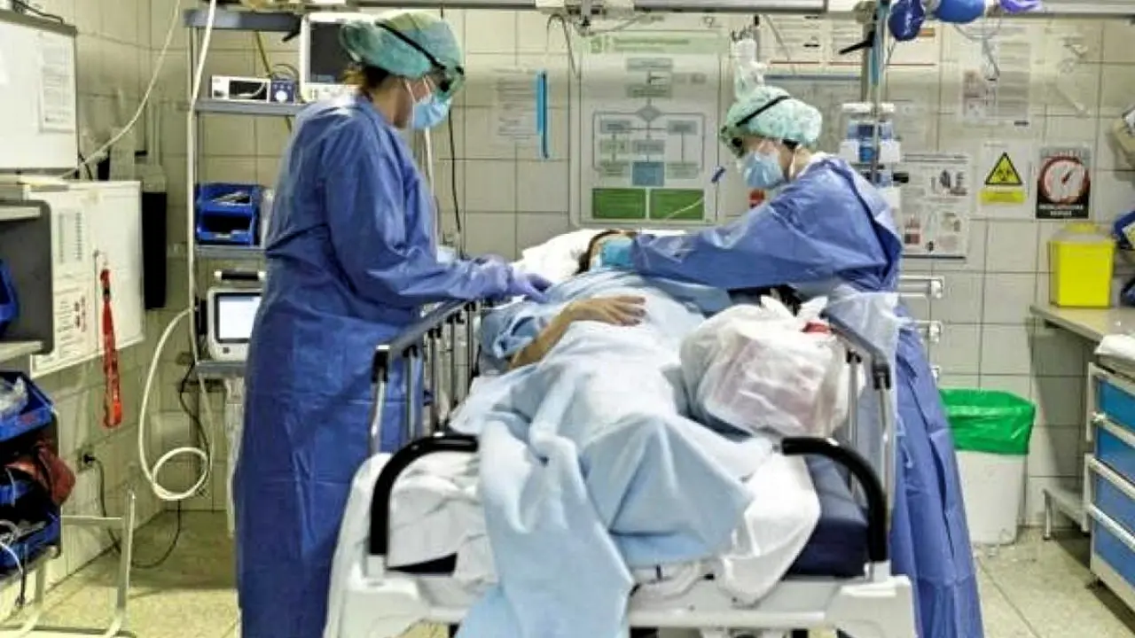 personal-de-urgencias-del-hospital-universitario-de-canarias-huc-atiende-a-una-persona-con-sintomas-por-covid-19-kTbH-U1201578486203wE-1248x770@Canarias7_Fotor