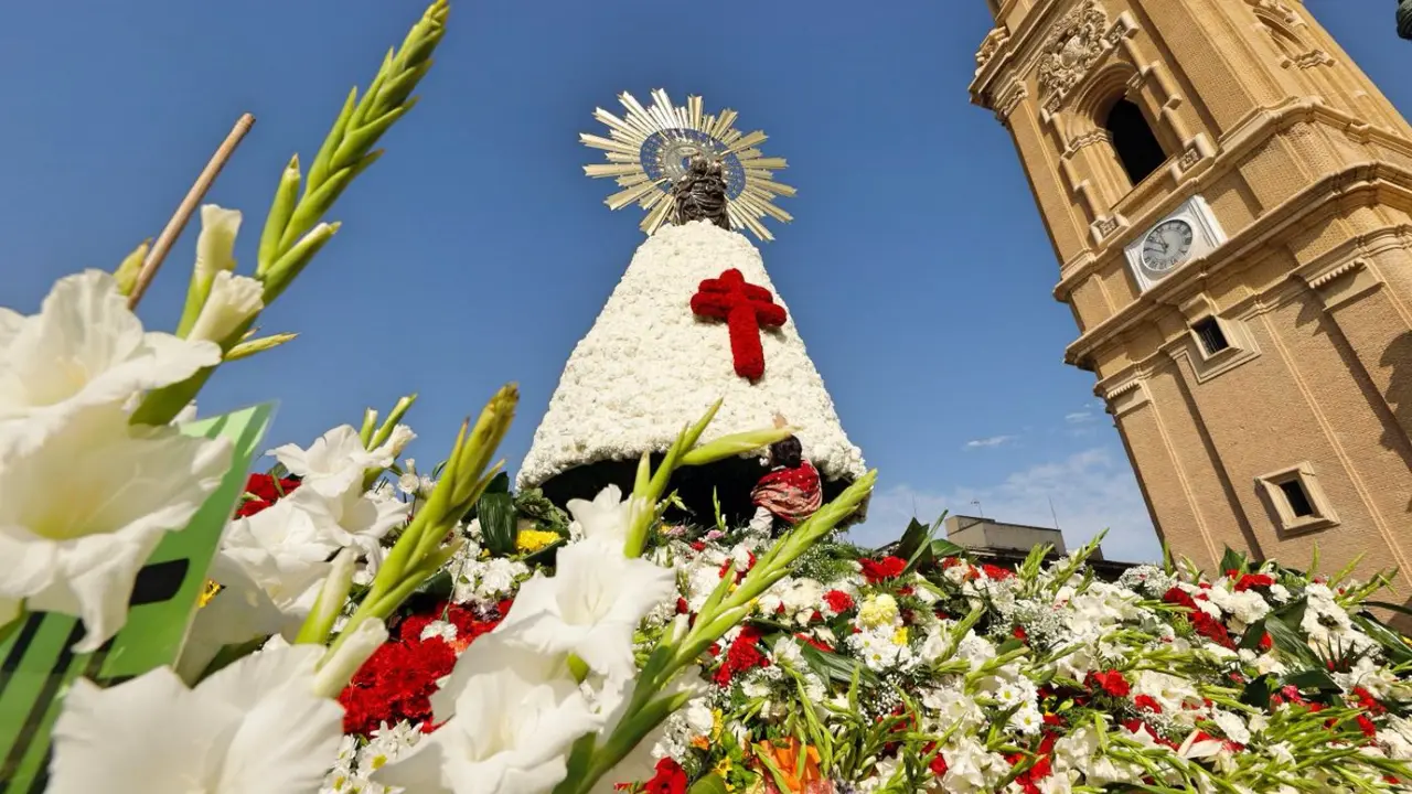 50000-personas-en-la-ofrenda-floral-de-a-virgen-del-pilar-de-zaragoza_Fotor