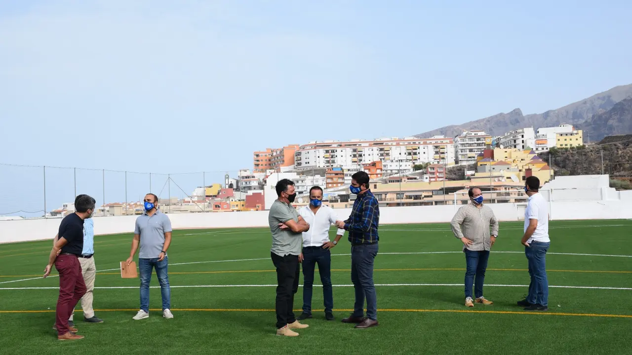 El Alcalde en la recepci&oacute;n de las obras del cambio de c&eacute;sped artificial_Fotor