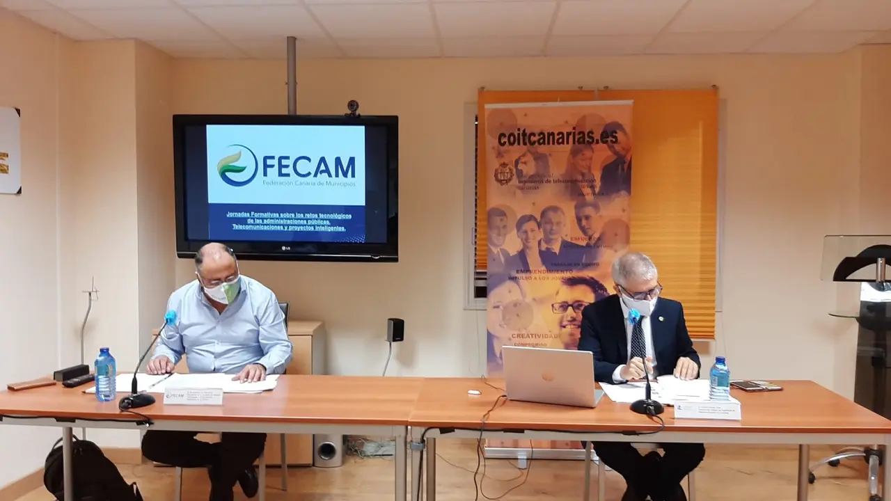 Escol&aacute;stico Gil, presidente de la Comisi&oacute;n de la FECAM, y Carlos Couros, decano del Colegio de Ingenieros de Telecomunicaci&oacute;n de Canarias_Fotor