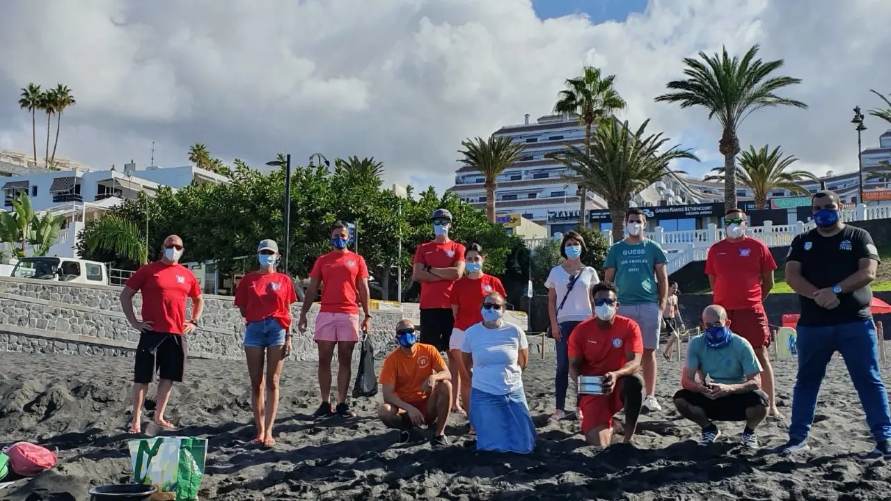 Playa Arena micropl&aacute;sticos con participantes del proyecto_Fotor