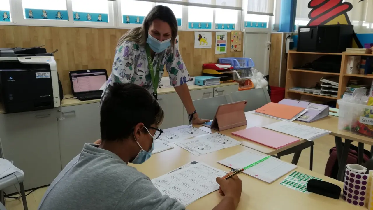 Una profesora atiende a uno de los ni&ntilde;os hospitalizados en el HUC_Fotor