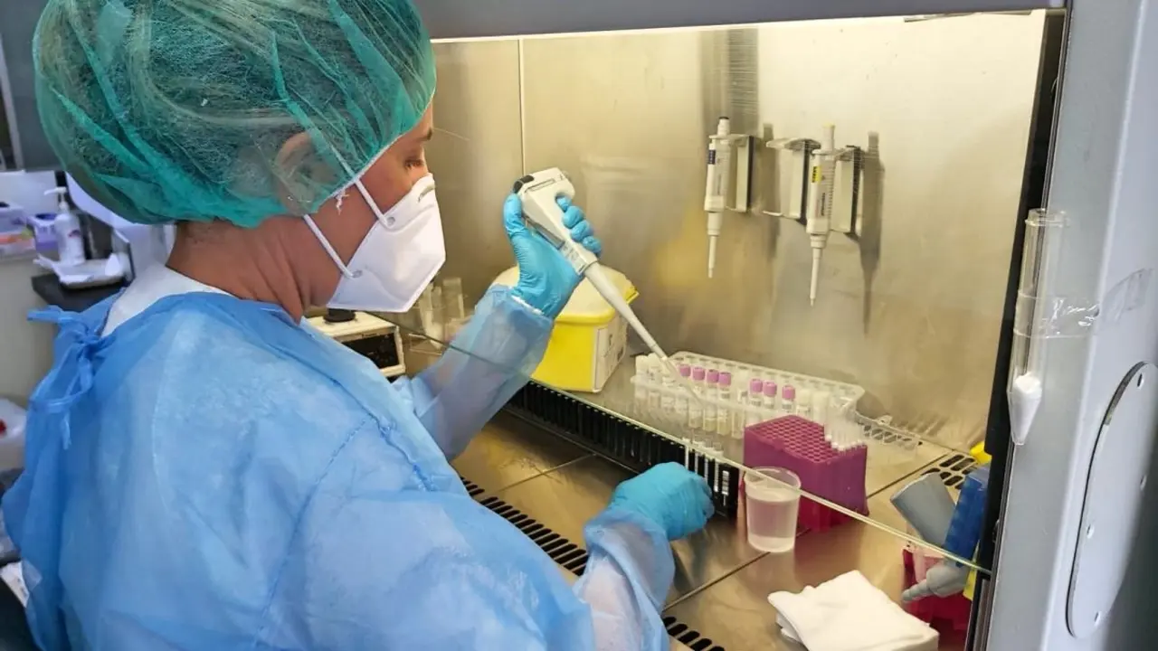 Covid Una-profesional-del-HUC-procesa-PCR-en-laboratorio-e1601456621411_Fotor