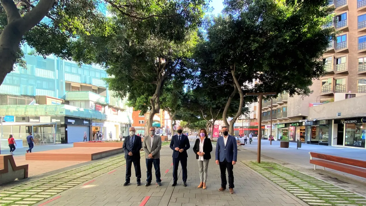 El alcalde realiza junto a varios concejales un recorrido por el nuevo bulevar de Mesa y L&oacute;pez 3_Fotor