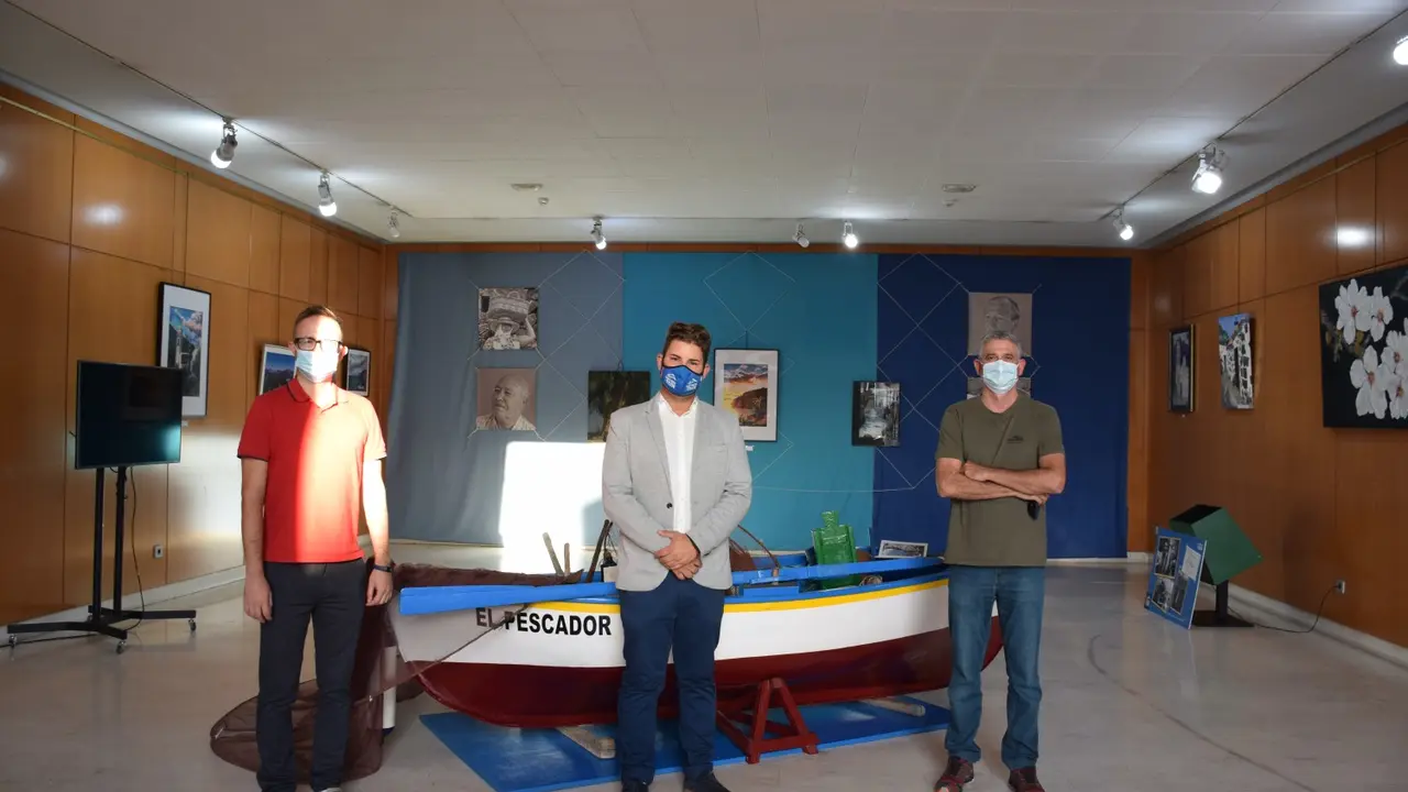 El concejal de Cultura junto a los ganadores de pintura y fotograf&iacute;a_Fotor