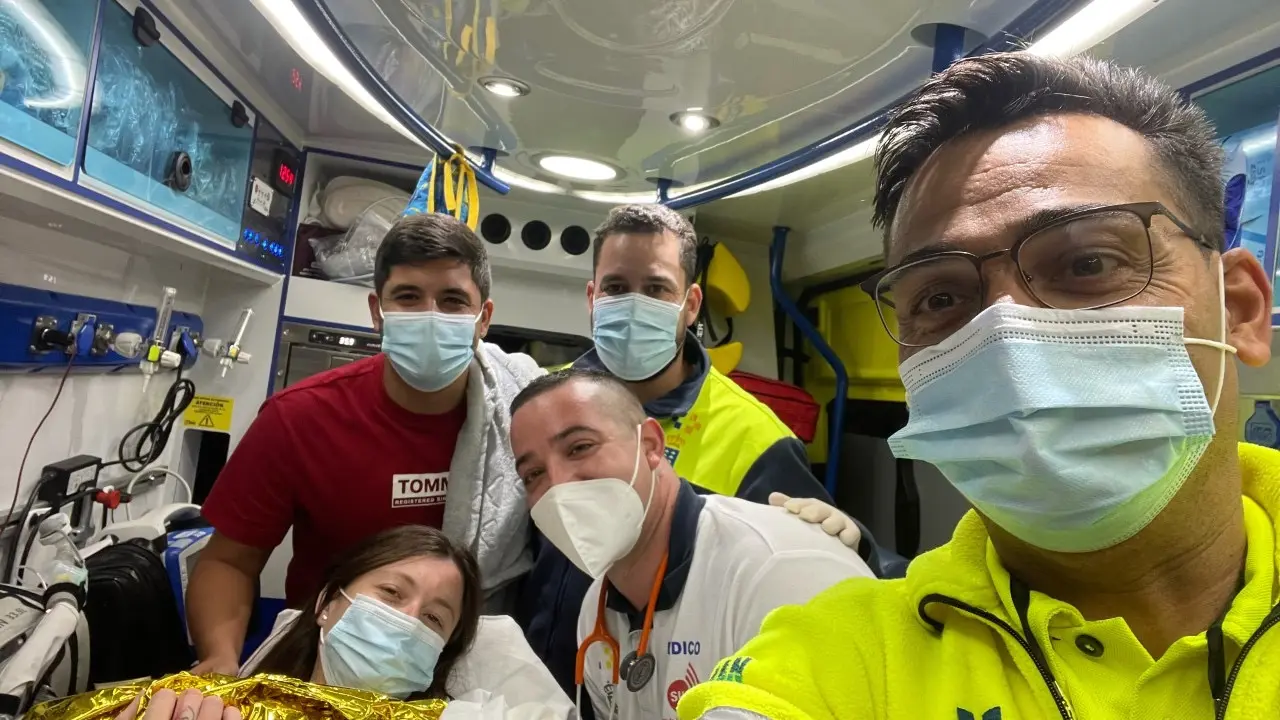 Personal del SUC en la ambulancia junto a la recien nacida y sus padres_Fotor
