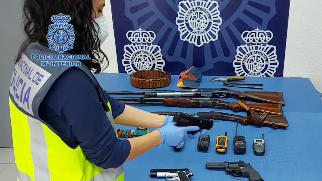 Polic&iacute;a armas _Fotor