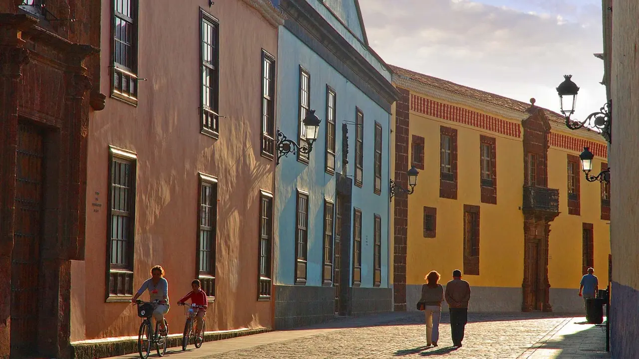 LA LAGUNA_fachadas hist&oacute;ricas Ayuntamiento_Fotor
