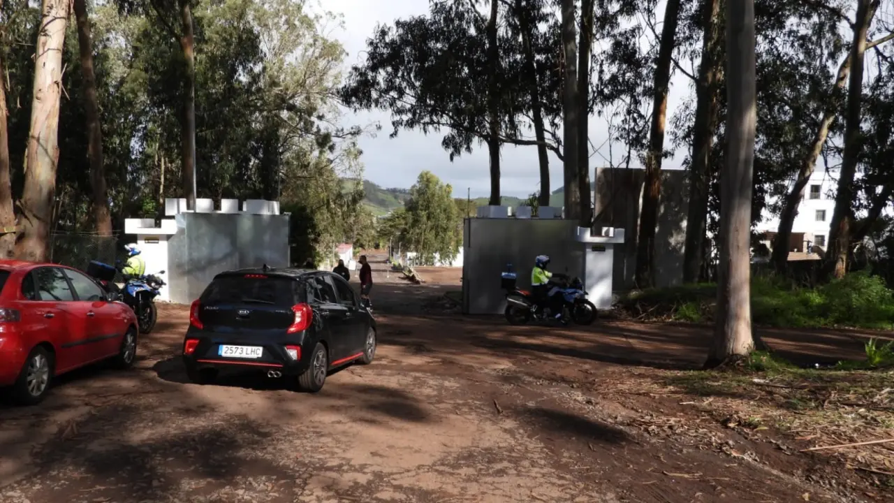 Entrada al centro de inmigrantes de Las Ra&iacute;ces