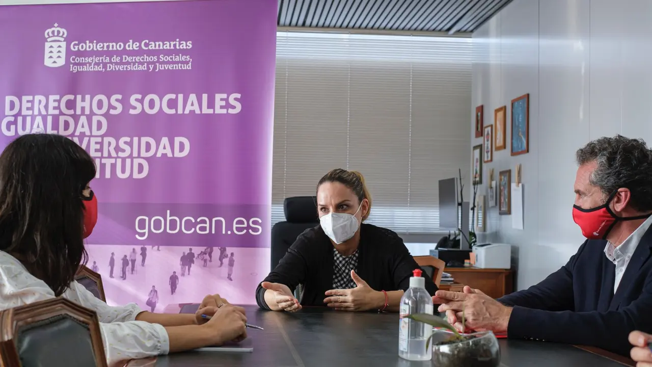 LAS PALMAS DE GRAN CANARIA (Canarias). 11/02/2021.- La consejera de Derechos Sociales del Gobierno de Canarias, Noem&iacute; Santana, y el director de Save The Children, Andr&eacute;s Conde, mantuvieron una reuni&oacute;n de trabajo para analizar la situaci&oacute;n de la infancia en las islas.