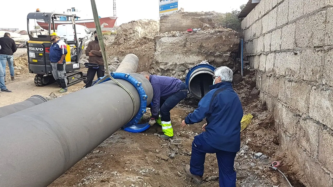Obras de reparaci&oacute;n en el tubo de El Por&iacute;s que rompi&oacute; una excavadora_Fotor