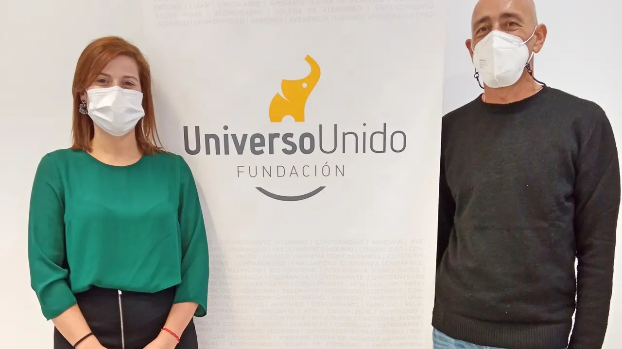 Cristina Le&oacute;n Ramos (gerente de la Fundaci&oacute;n Canaria Universo Unido) y Jos&eacute; D&iacute;az (fundador de la ONG Educanepal)_Fotor