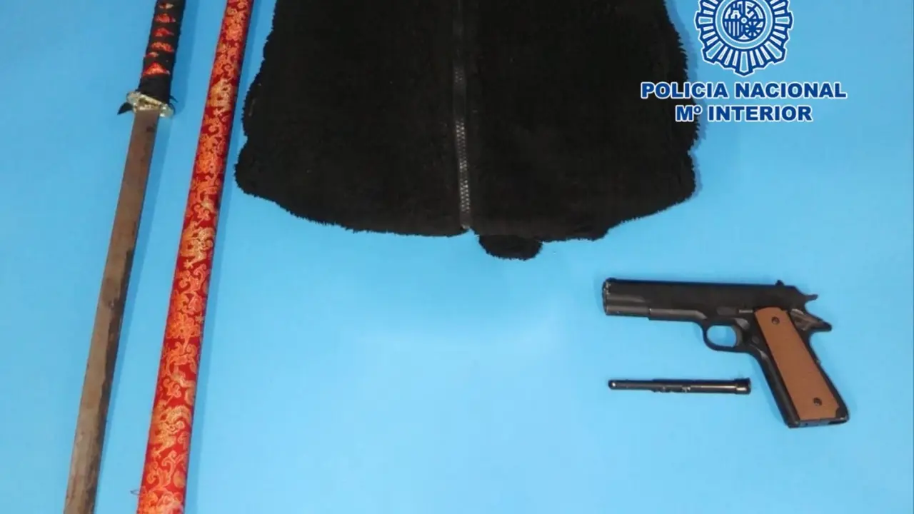 Polic&iacute;a Nacional pistola catana 0066_Fotor
