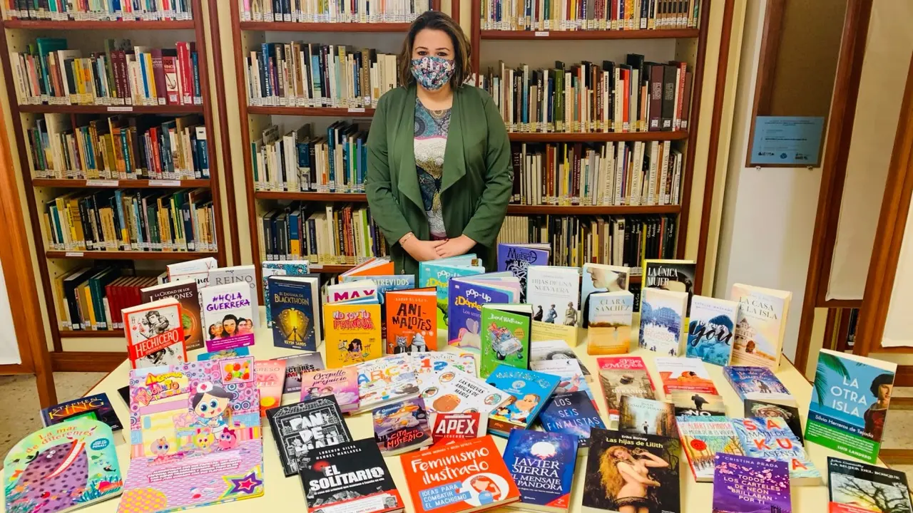 Lorena Socas junto al nuevo lote de libros_Fotor