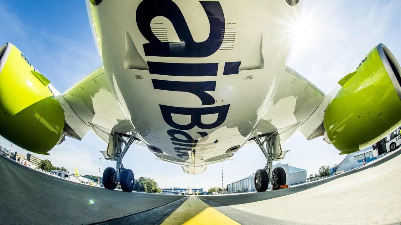 avi&oacute;n airbaltic_Fotor