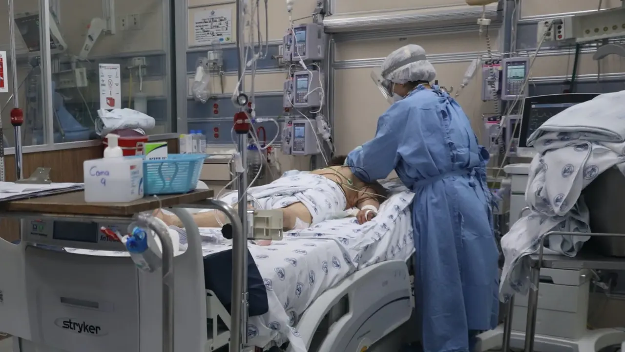 MEX4625. CIUDAD DE M&Eacute;XICO (M&Eacute;XICO), 23/07/2020.- Personal m&eacute;dico atiende a pacientes de covid-19, el pasado 21 de julio, en el Hospital Ju&aacute;rez de Ciudad de M&eacute;xico (M&eacute;xico). Los sistemas de salud de Latinoam&eacute;rica deben fortalecerse en los primeros niveles de atenci&oacute;n, tener una cobertura efectiva y apostar por la digitalizaci&oacute;n para enfrentar la creciente amenaza de enfermedades cr&oacute;nicas y futuras pandemias. Estas son las conclusiones a las que llegaron varios especialistas que participaron en la mesa redonda virtual "M&uacute;ltiples miradas rumbo a una nueva normalidad: presente y futuro en soluciones diagn&oacute;sticas para apoyar la gesti&oacute;n de la pandemia en Am&eacute;rica Latina" celebrada en la noche del mi&eacute;rcoles. EFE/S&aacute;shenka Gutierrez