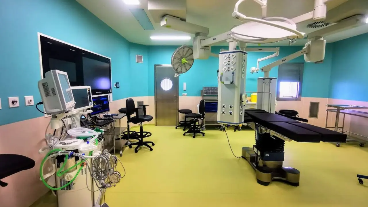Foto Detalle de uno de los quir&oacute;fanos del Hospital del Sur_Fotor