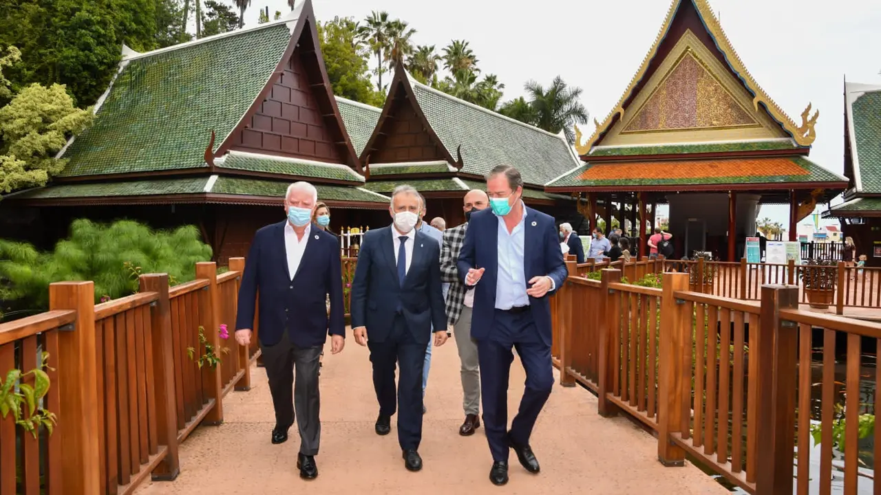 El presidente de Canarias, &Aacute;ngel V&iacute;ctor Torres, visita Loro Parque (5)_Fotor