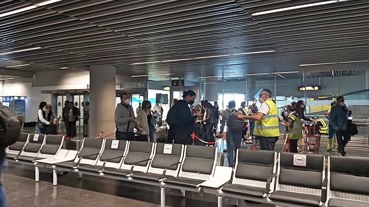 Covid Imagen de hoy del control de pasajeros en el aeropuerto de Gran Canaria_Fotor