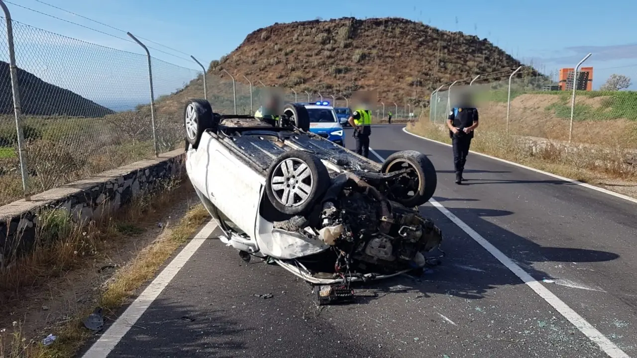 Accidente Arona E1LptNPXEAAbMby_Fotor