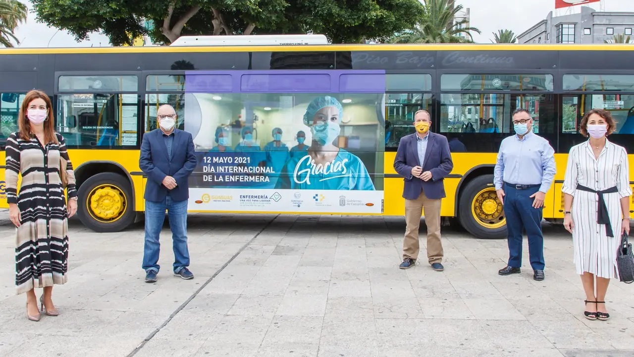 Guagua municipal rotulada con el D&iacute;a Internacional de la Enfermera_Fotor