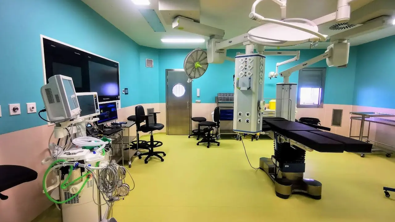 Foto Detalle de uno de los quir&oacute;fanos del Hospital del Sur (1)_Fotor