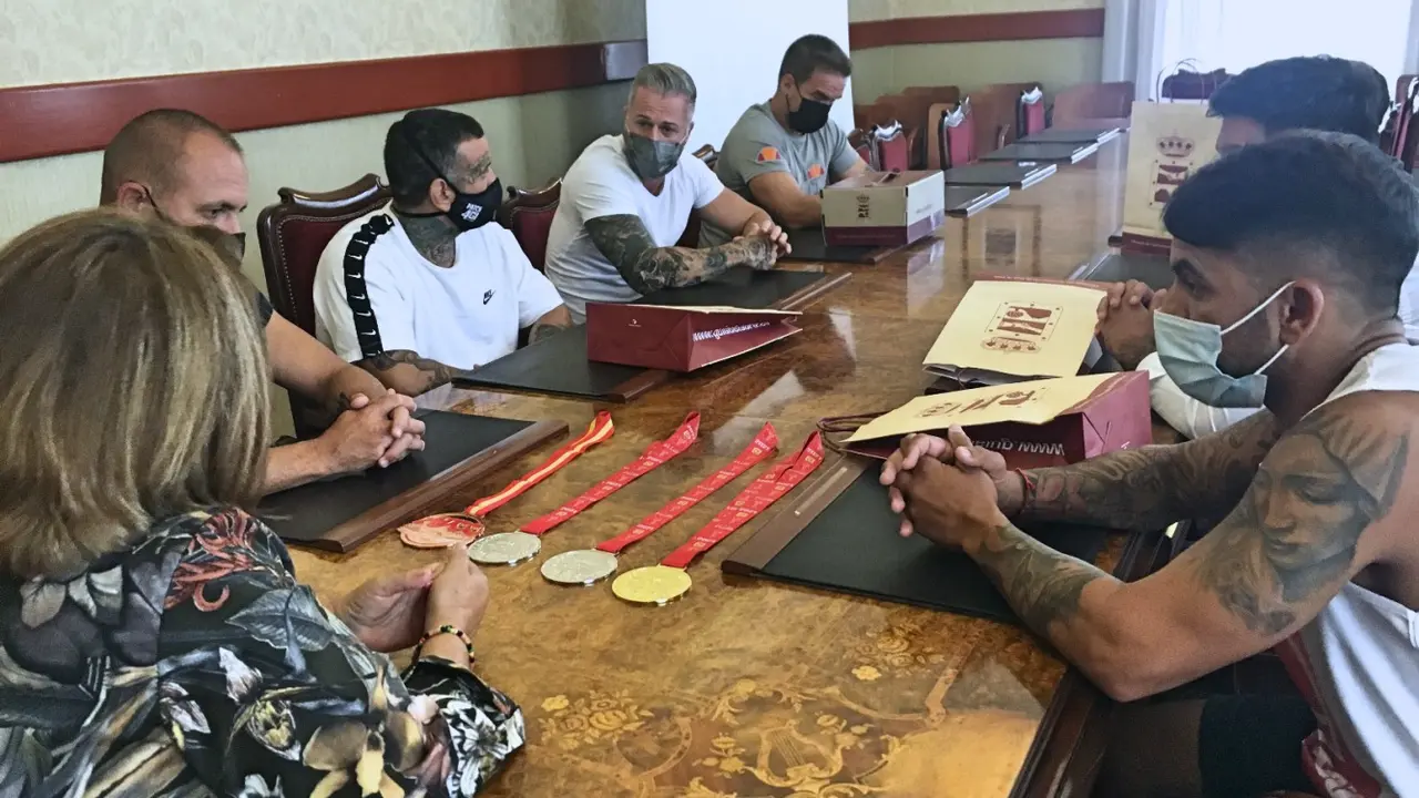 Josefa Mesa y Pa&uacute;l Santos reciben a ganadores de Jiu Jitsu_Fotor