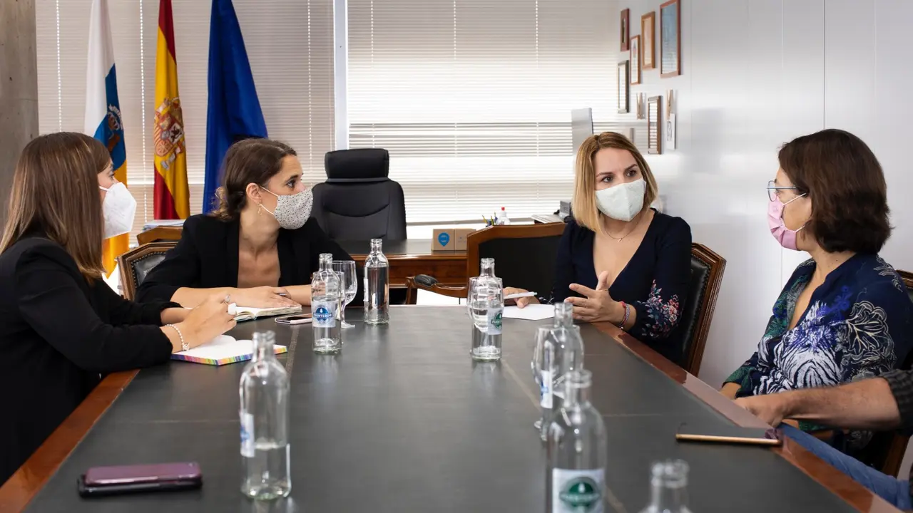 07.06.21 Las Palmas de Gran Canaria. Reuni&oacute;n de la consejera de Derechos Sociales, Igualdad, Diversidad y Juventud del Gobierno de Canarias, Noem&iacute; Santana, con la secretaria de Estado de Igualdad y Contra la Violencia de G&eacute;nero, Noelia Vera. Edificio Usos M&uacute;ltiples II.