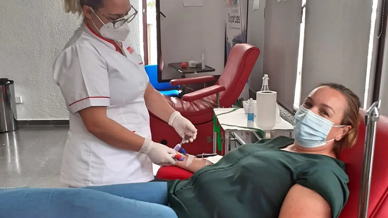 1623312419765_donante de sangre junto a enfermera del ICHH copia_Fotor