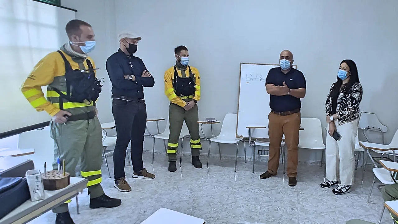 MATILDE FLEITAS VISITA EQUIPOS INCENDIOS LA PALMA_Fotor